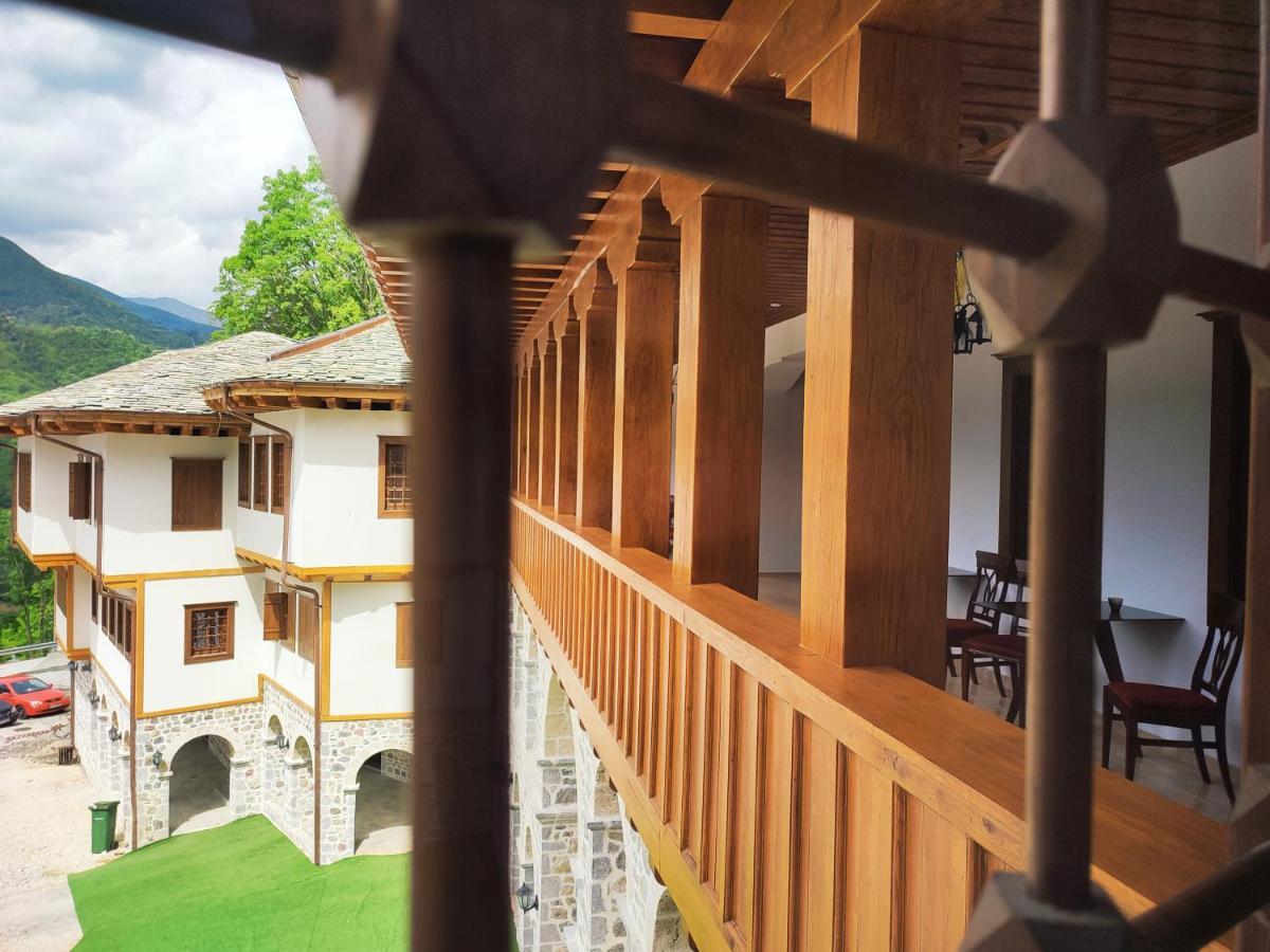 Guest Mansion, Гостински Палат Rostusa エクステリア 写真